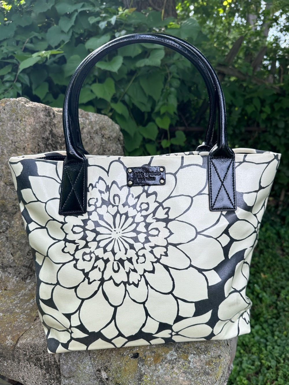NWT Kate spade Black & White Floral Tote